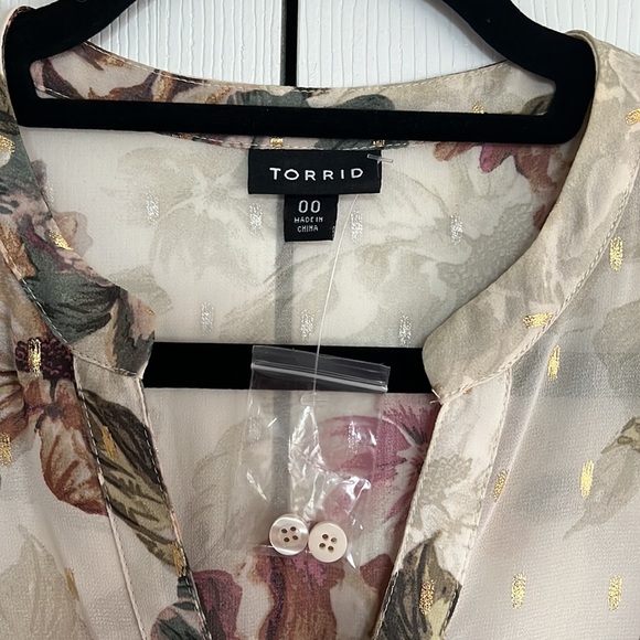 NEW Torrid Lexie - Ivory Floral Chiffon Hi-Lo Babydoll Top - Picture 4 of 7